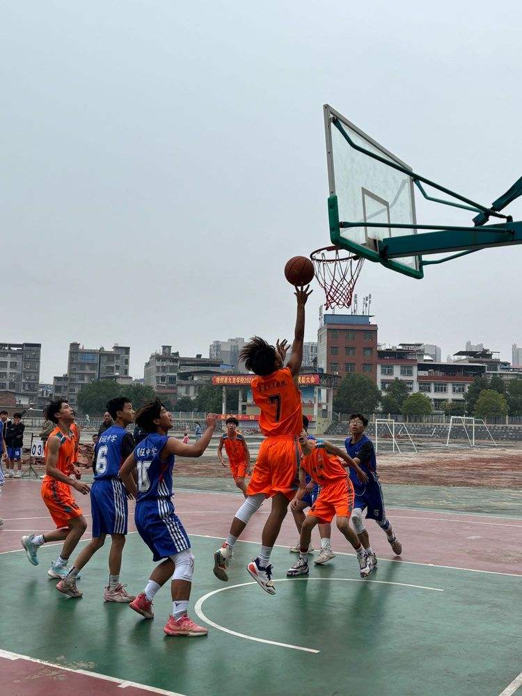 Kaiyun体育官网-浓眉哥重返赛场，夺冠首场状态出色，美国队观众沸腾！比赛高潮迭起(暗区突围视频君扬兄解说)